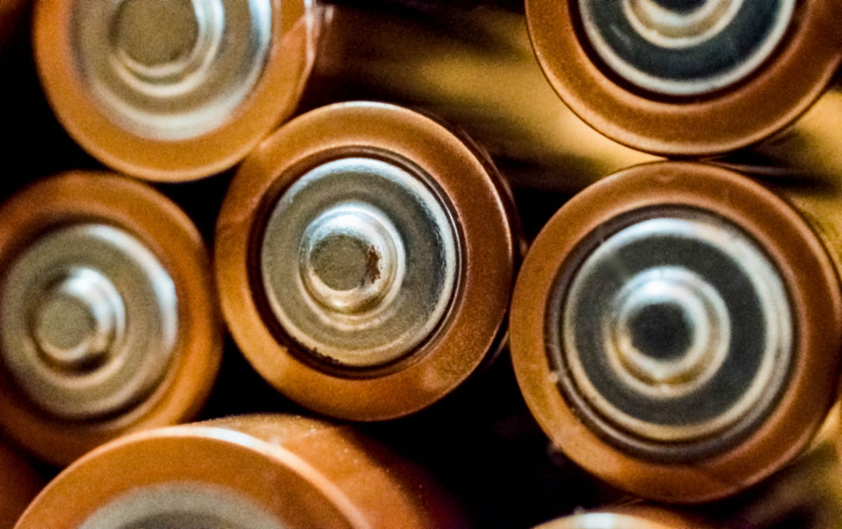 Rechargeable Batteries NiMH vs Li-ion AAs