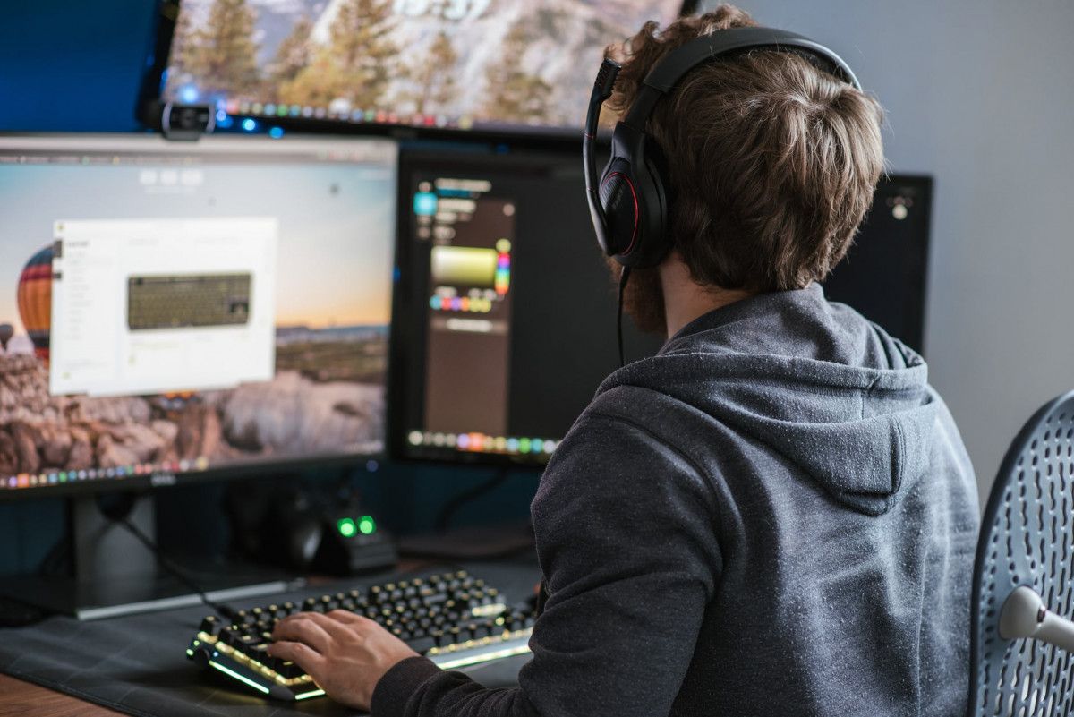 Apple Universal Control, Extend Display, and mechanical Keyboard setup for the perfect three monitor setup