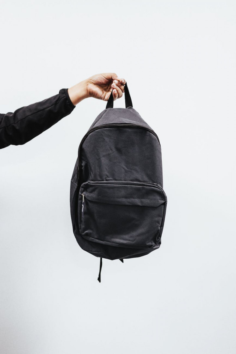 review, guide: Do not get the Lo & Sons Hakuba backpack, do get the Peak Design Travel backpack and new notes on Camera straps